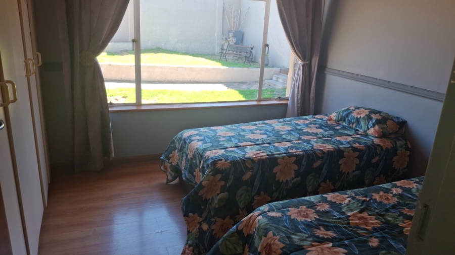 To Let 5 Bedroom Property for Rent in Humansdorp Eastern Cape